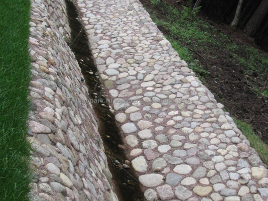 ЛК «Лонопарк». Дренаж участка  -  Система открытого водоотвода с облицовкой булыжника   Система открытого водоотвода с облицовкой булыжника