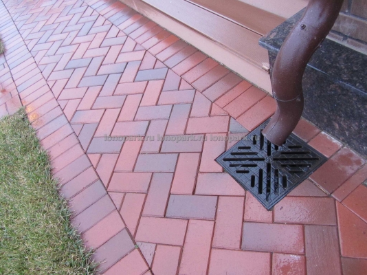 ЛК «Лонопарк». Дренаж участка  -  Дождеприемник с чугунной решеткой   Дождеприемник с чугунной решеткой