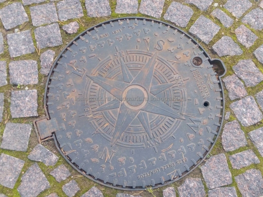 ЛК «Лонопарк». Дренаж участка  -  Канализационный люк роза ветров   Канализационный люк роза ветров