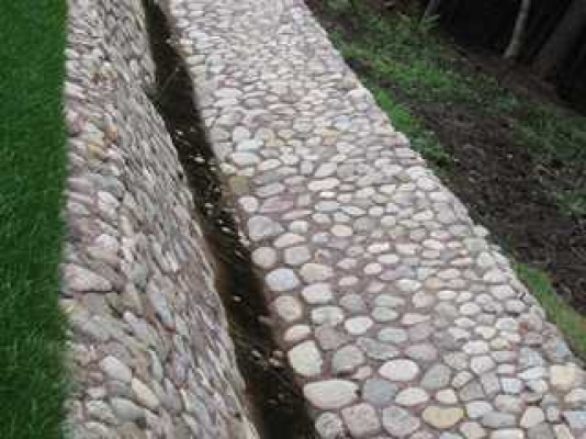 ЛК «Лонопарк». Дренаж участка  -  Система открытого водоотвода с облицовкой булыжника   Система открытого водоотвода с облицовкой булыжника