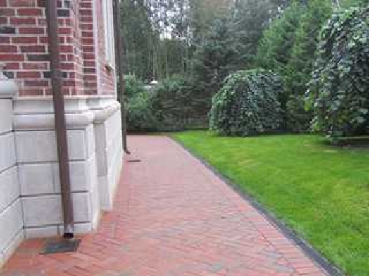 ЛК «Лонопарк». Дренаж участка  -  Водоотводный лоток с чугунной решеткой   Водоотводный лоток с чугунной решеткой