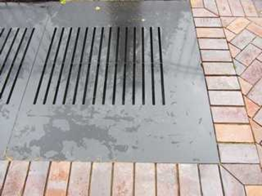 ЛК «Лонопарк». Дренаж участка  -  Водоотводный лоток с чугунной решеткой   Водоотводный лоток с чугунной решеткой