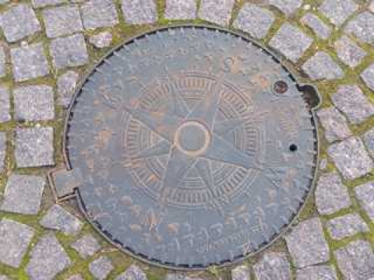 ЛК «Лонопарк». Дренаж участка  -  Канализационный люк роза ветров   Канализационный люк роза ветров